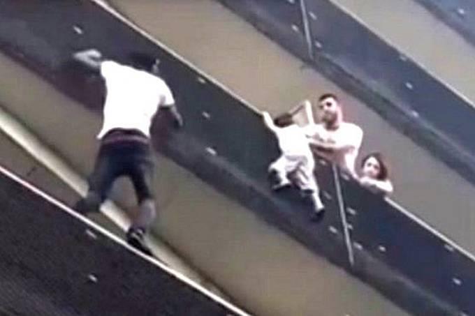 Refugiado resgata menino pendurado em 4º andar de prédio e ganha cidadania francesa