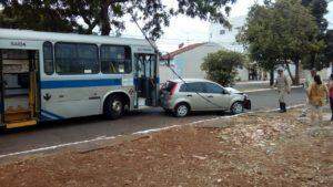 Idoso tem princípio de infarto, bate carro e derruba poste no Coophatrabalho