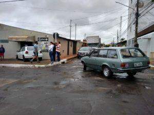 Gol invade cyber após avançar preferencial e bater em carro de colecionador