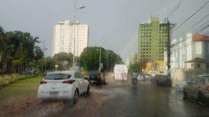 Chuva forte com granizo surpreende moradores em Campo Grande