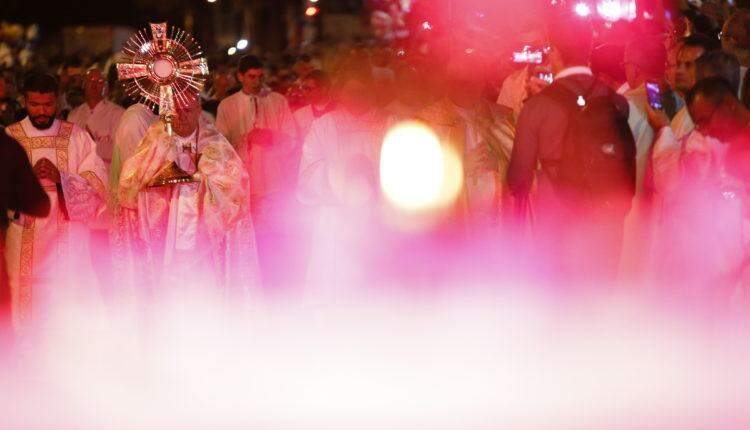 Milhares de fiéis se reúnem para celebrar a fé em missa de Corpus Christi na Capital