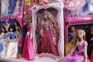 Apaixonado por princesas, Leonn tem coleção com quase 300 bonecas