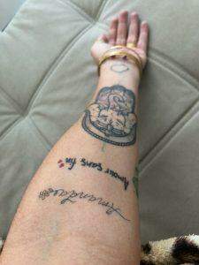 Apaixonada pela arte na pele, Tiessa queria alcançar 30 tatuagens antes dos 30