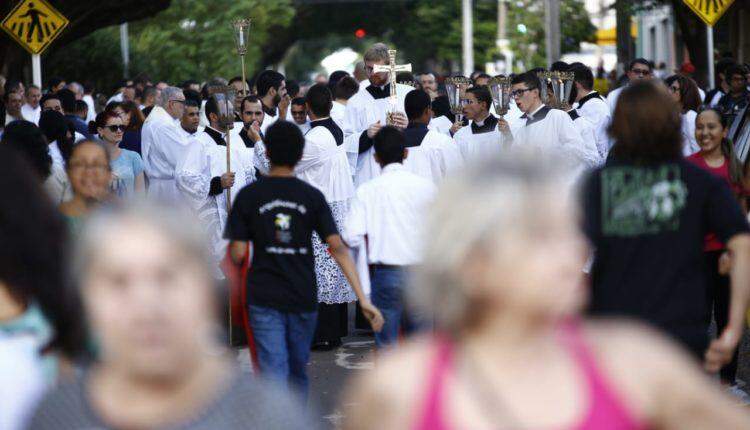 Milhares de fiéis se reúnem para celebrar a fé em missa de Corpus Christi na Capital