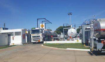 PRF e Exército fazem escolta de carretas para abastecer Aeroporto e postos do Pantanal