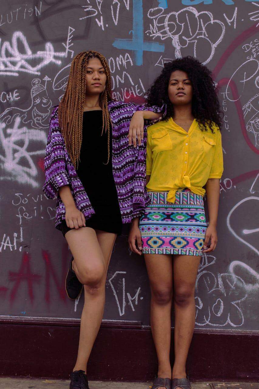 Em cenários urbanos, brechó monta looks com identidade e ativismo