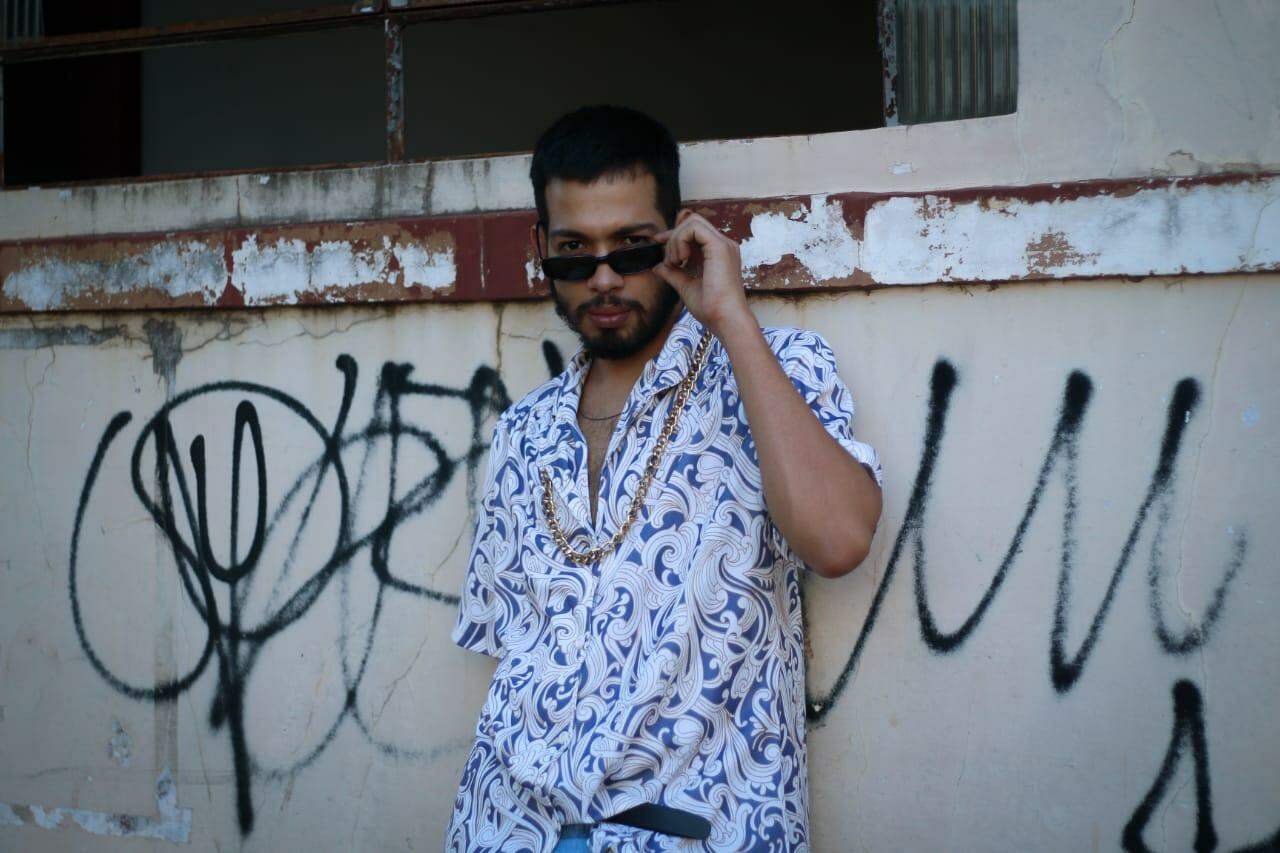 Em cenários urbanos, brechó monta looks com identidade e ativismo