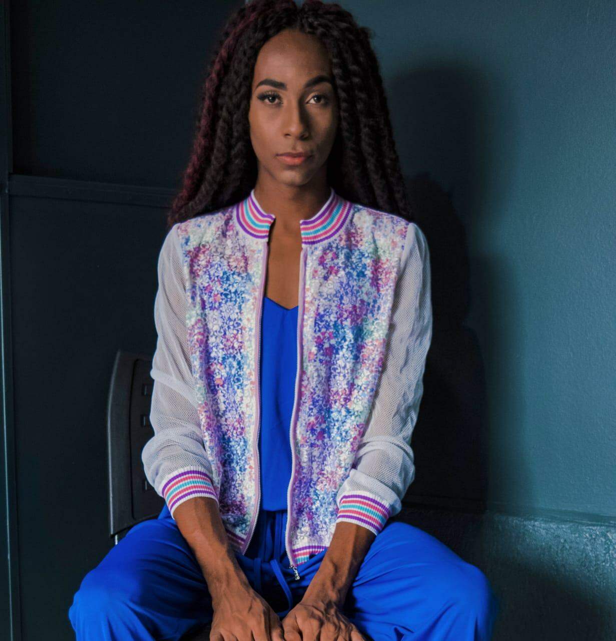 Em cenários urbanos, brechó monta looks com identidade e ativismo