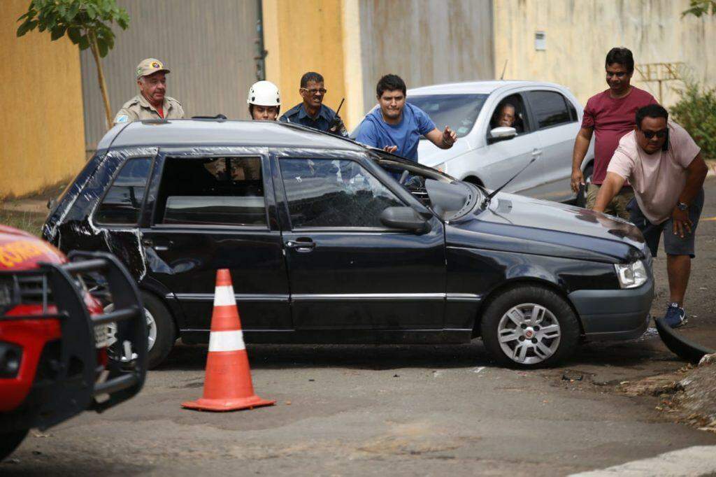 Motorista tenta evitar acidente, mas carros colidem e um deles capota na Capital