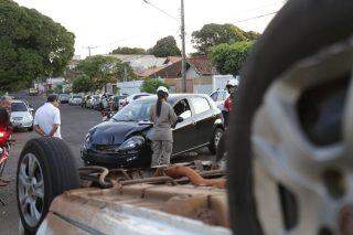 Viatura da prefeitura capota após ser atingido por carro que invadiu a preferencial