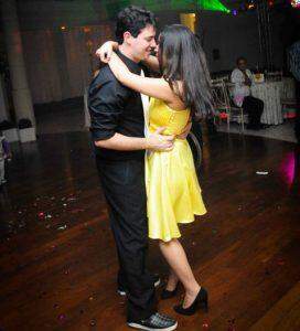 Com fotos nada convencionais, casal se diverte com registros do casamento