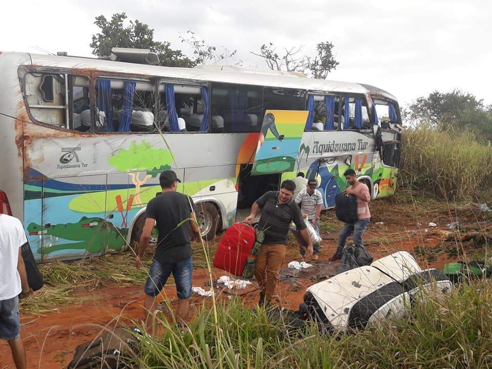 Ônibus que seguia para o DF tomba com 21 passageiros a bordo na BR-163