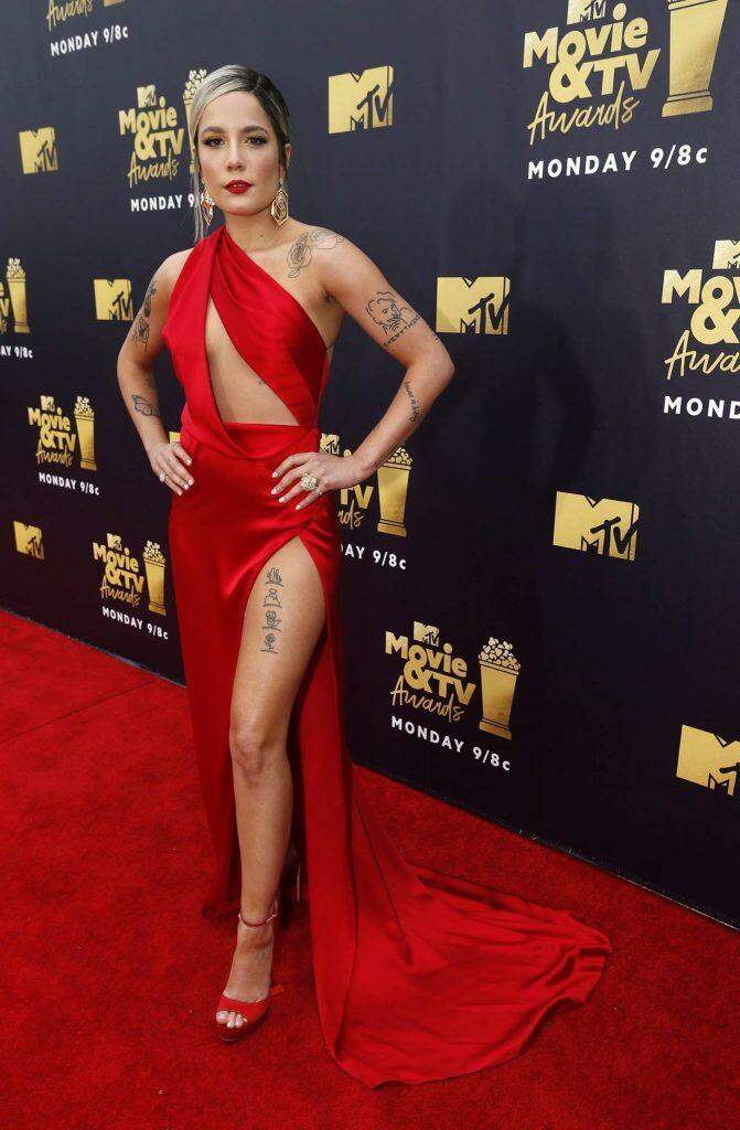 MTV Movie Awards: famosas escolhem looks metalizados para premiação.