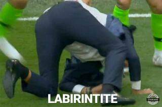 Tite cai durante comemoração do primeiro gol e vira meme