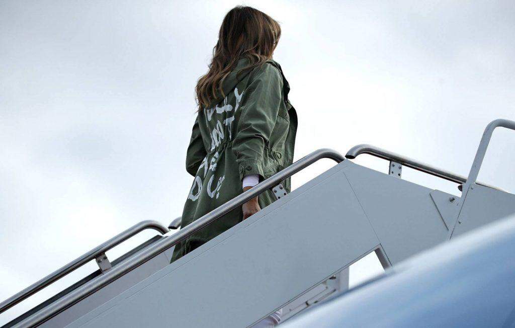 A polêmica mensagem da jaqueta de Melania Trump