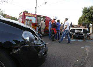 Viatura da prefeitura capota após ser atingido por carro que invadiu a preferencial