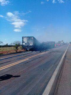 Caminhões batem de frente e pegam fogo em acidente na BR-267