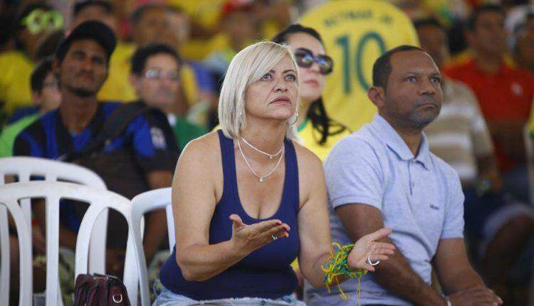 Entre o desespero e a vibração, torcedores acompanham jogo do Brasil na Praça do Rádio