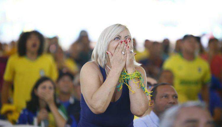 Entre o desespero e a vibração, torcedores acompanham jogo do Brasil na Praça do Rádio