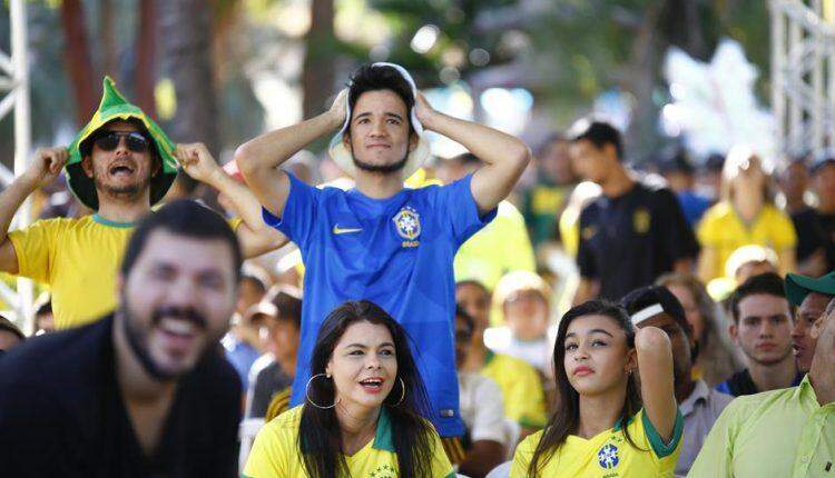 Entre o desespero e a vibração, torcedores acompanham jogo do Brasil na Praça do Rádio