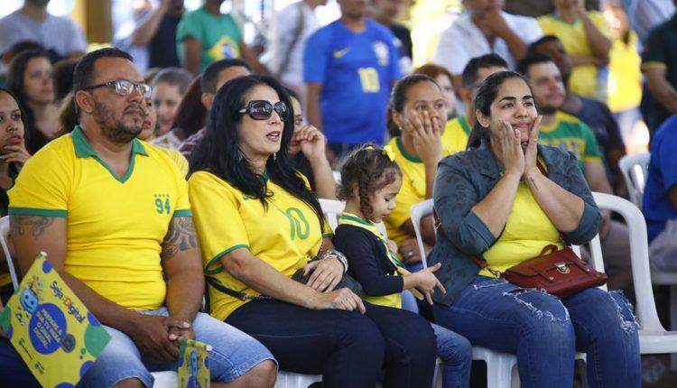Entre o desespero e a vibração, torcedores acompanham jogo do Brasil na Praça do Rádio