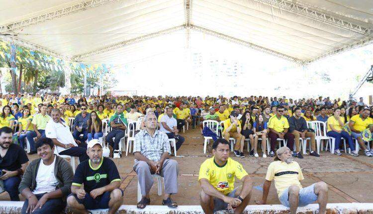 Entre o desespero e a vibração, torcedores acompanham jogo do Brasil na Praça do Rádio