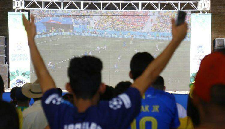 Entre o desespero e a vibração, torcedores acompanham jogo do Brasil na Praça do Rádio