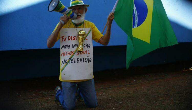 Entre o desespero e a vibração, torcedores acompanham jogo do Brasil na Praça do Rádio
