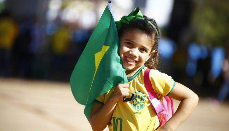 Entre o desespero e a vibração, torcedores acompanham jogo do Brasil na Praça do Rádio