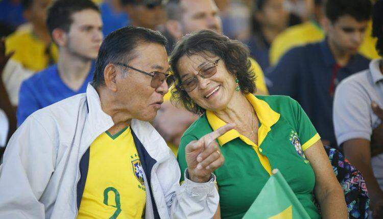 Entre o desespero e a vibração, torcedores acompanham jogo do Brasil na Praça do Rádio
