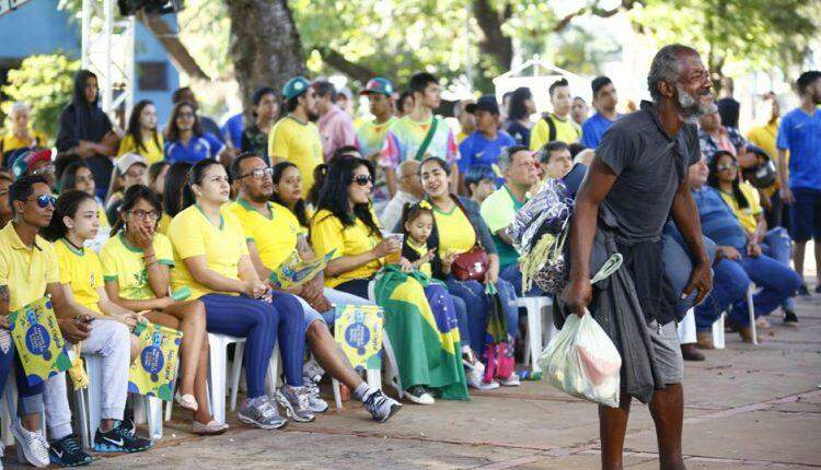 Entre o desespero e a vibração, torcedores acompanham jogo do Brasil na Praça do Rádio