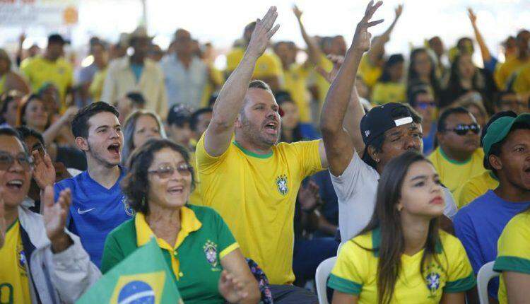 Entre o desespero e a vibração, torcedores acompanham jogo do Brasil na Praça do Rádio