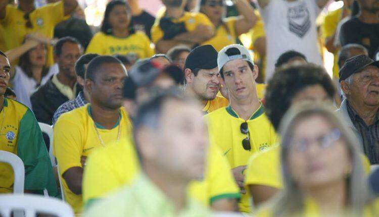 Entre o desespero e a vibração, torcedores acompanham jogo do Brasil na Praça do Rádio