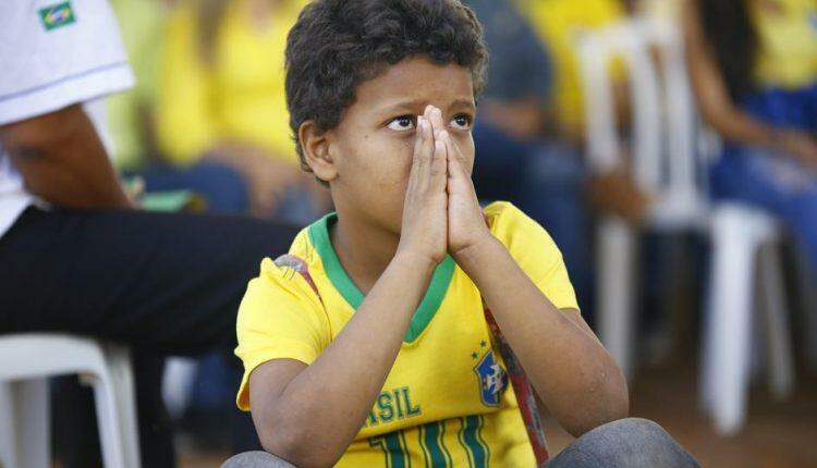 Entre o desespero e a vibração, torcedores acompanham jogo do Brasil na Praça do Rádio