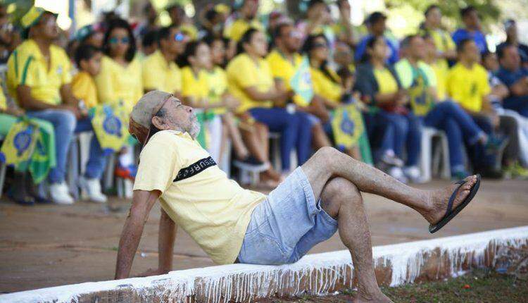 Entre o desespero e a vibração, torcedores acompanham jogo do Brasil na Praça do Rádio