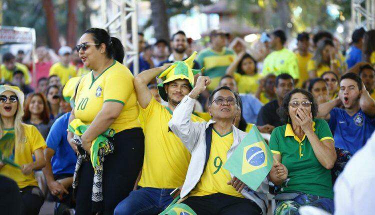 Entre o desespero e a vibração, torcedores acompanham jogo do Brasil na Praça do Rádio