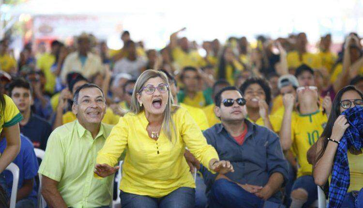 Entre o desespero e a vibração, torcedores acompanham jogo do Brasil na Praça do Rádio