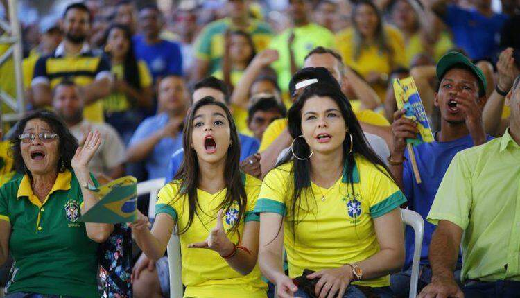 Entre o desespero e a vibração, torcedores acompanham jogo do Brasil na Praça do Rádio
