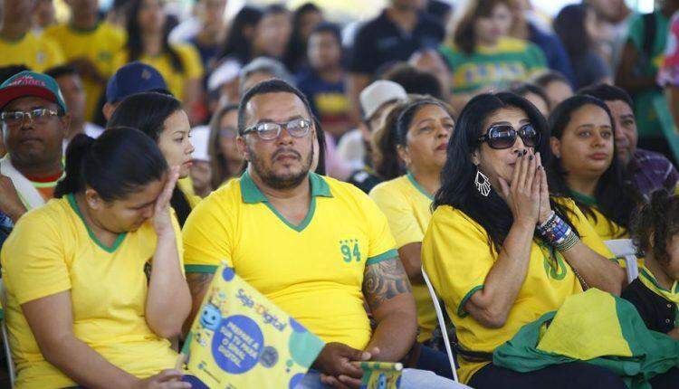 Entre o desespero e a vibração, torcedores acompanham jogo do Brasil na Praça do Rádio