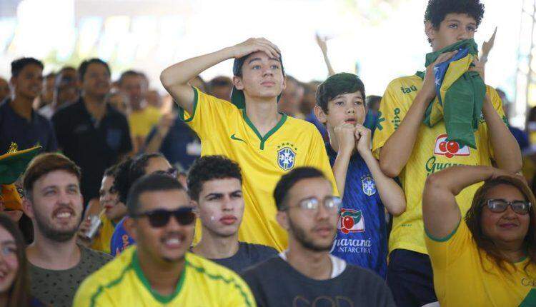 Entre o desespero e a vibração, torcedores acompanham jogo do Brasil na Praça do Rádio