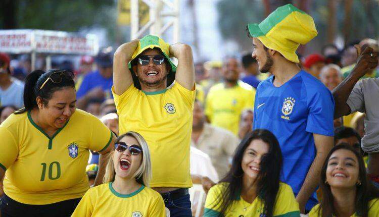 Entre o desespero e a vibração, torcedores acompanham jogo do Brasil na Praça do Rádio