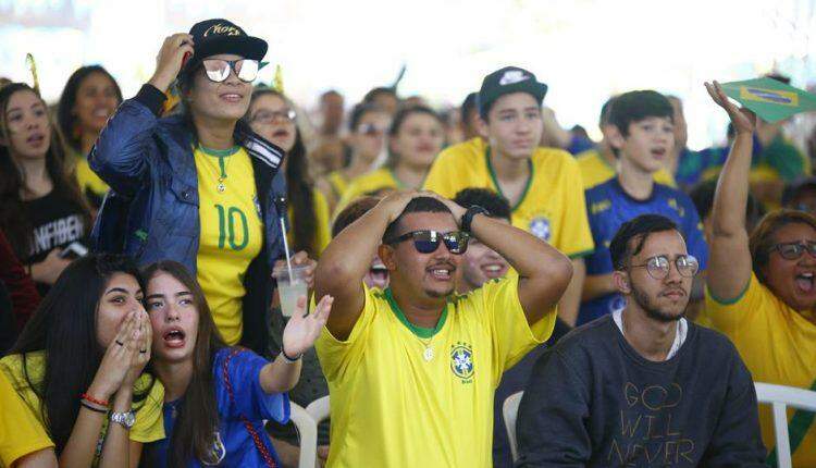 Entre o desespero e a vibração, torcedores acompanham jogo do Brasil na Praça do Rádio