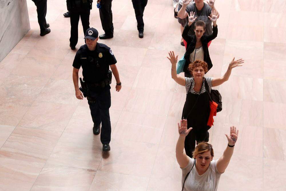 Susan Sarandon é presa em protesto contra Donald Trump