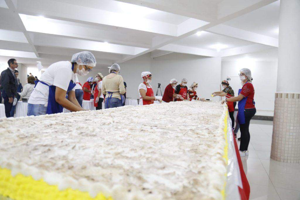 Fiéis fazem fila para comprar o tradicional bolo de Santo Antônio na Capital