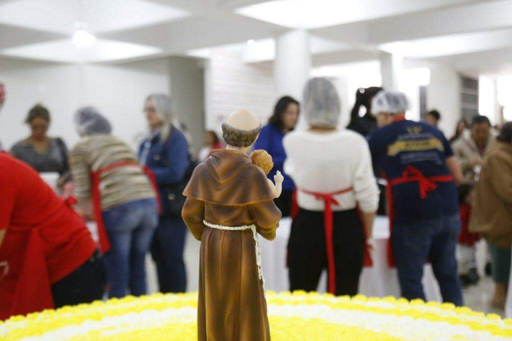 Fiéis fazem fila para comprar o tradicional bolo de Santo Antônio na Capital
