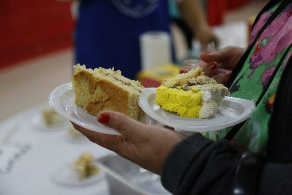 Fiéis fazem fila para comprar o tradicional bolo de Santo Antônio na Capital