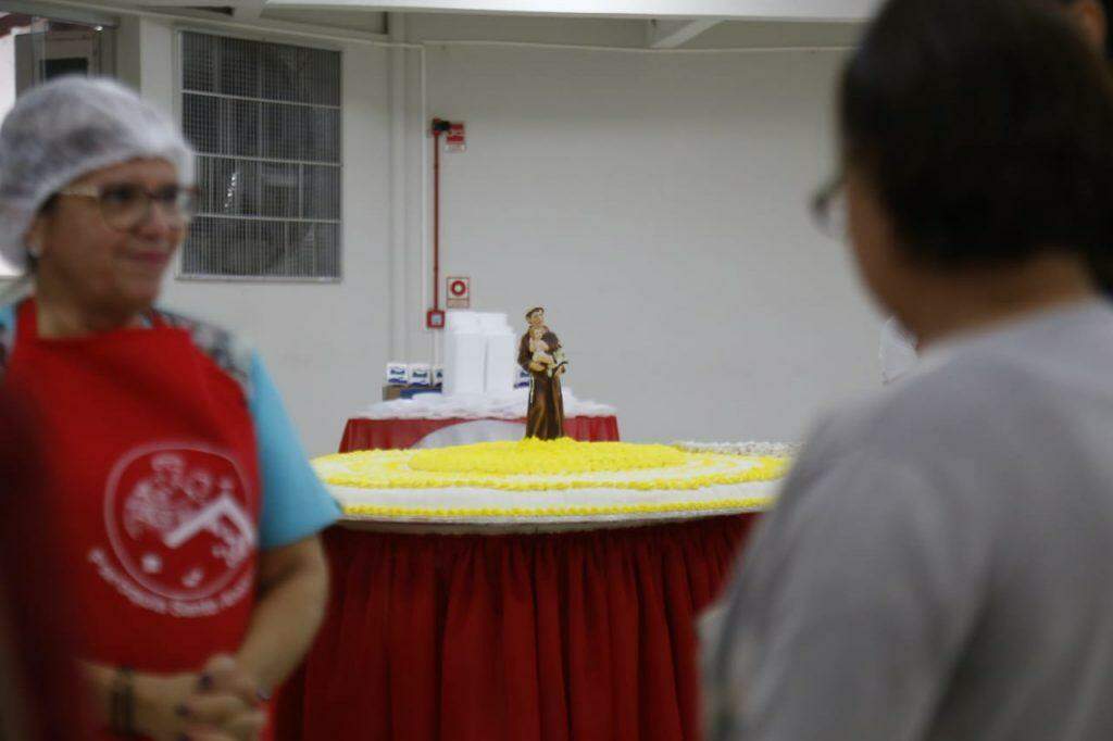 Fiéis fazem fila para comprar o tradicional bolo de Santo Antônio na Capital
