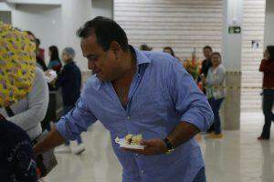 Fiéis fazem fila para comprar o tradicional bolo de Santo Antônio na Capital