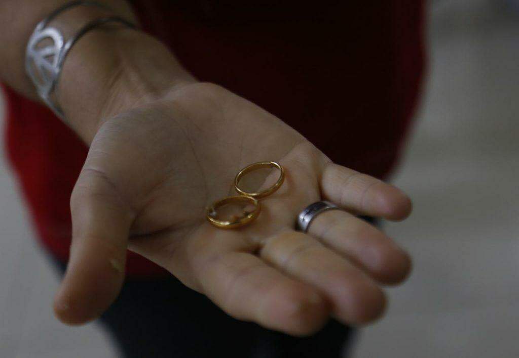 Fiéis fazem fila para comprar o tradicional bolo de Santo Antônio na Capital