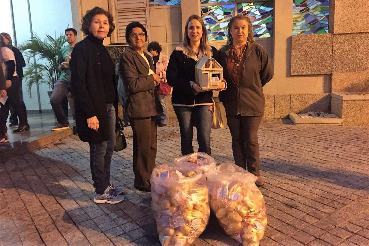 Gratidão a Santo Antônio - Sueli e sua família doaram500 pães como agradecimento pela moradia conquistada. (Tatiana Marin)